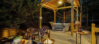 2 Level Cabin w/Hot Tub & Fireplace. 1.5 Bathrooms, 2 Queen Beds