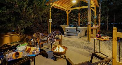 2 Level Cabin w/Hot Tub & Fireplace. 1.5 Bathrooms, 2 Queen Beds