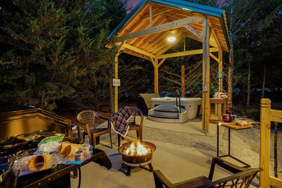 2 Level Cabin w/Hot Tub & Fireplace. 1.5 Bathrooms, 2 Queen Beds
