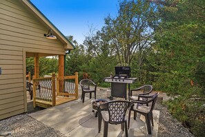 Outdoor dining - 2 Level Cabin w/Hot Tub & Fireplace. 1.5 Bathrooms, 2 Queen Beds (Ashland)
