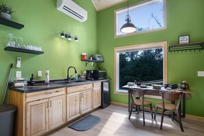 Frigorifero, microonde, macchina per tè/caffè, tostapane