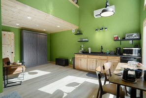 Refrigerador, microondas, cafetera y tetera y tostadora 