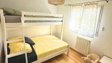 2 bedrooms, internet, bed sheets