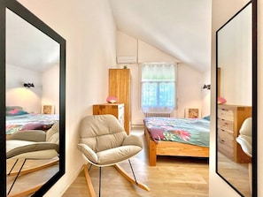3 bedrooms, desk, Internet, bed sheets