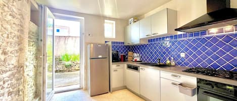 Een koelkast, een microgolfoven, een oven, een vaatwasser