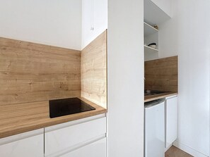 Micro-ondes, plaque de cuisson, cafetière/bouilloire