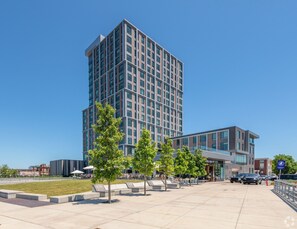 Un bâtiment moderne doté d’un toit plat et d’une grande façade en verre.