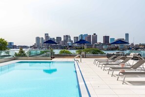Apartamento (1 Bedroom) | Piscina al aire libre | Una piscina al aire libre, sombrillas, tumbonas
