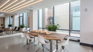 Appartement (1 Bedroom) | Salle de réunion