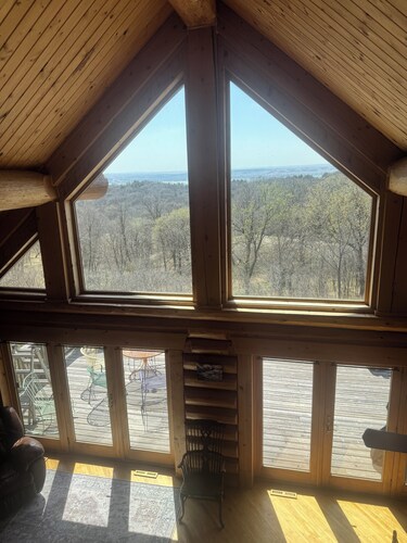 Beautiful log cabin, only 1.7 miles from lake dock by Lewis & Clark, Yankton SD