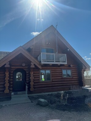 Exterior - Beautiful log cabin, only 1.7 miles from lake dock by Lewis & Clark, Yankton SD (Yankton)