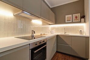 Kylskåp, mikrovågsugn, ugn och spishäll