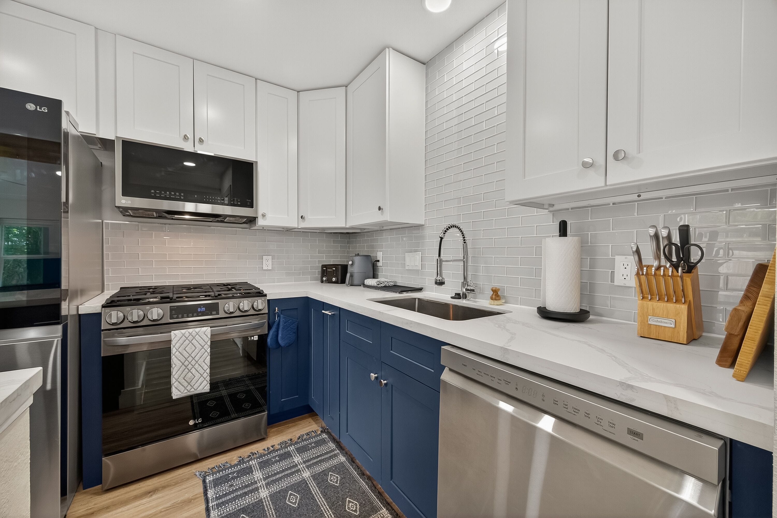 Mikrovågsugn, ugn, spishäll och diskmaskin