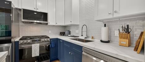 Microondas, horno, parrilla de estufa y lavavajillas