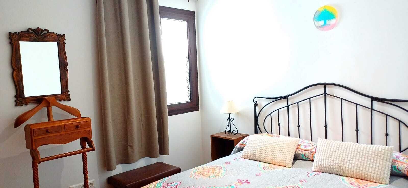 2 habitaciones, tabla de planchar con plancha y cuna de viaje 