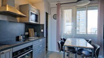 Een koelkast, een microgolfoven, een oven, een vaatwasser