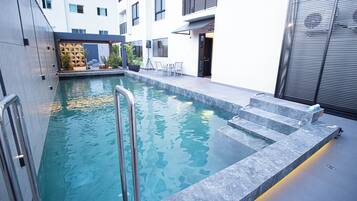 2 albercas al aire libre, acceso de 08:00 a 22:00, y camastros