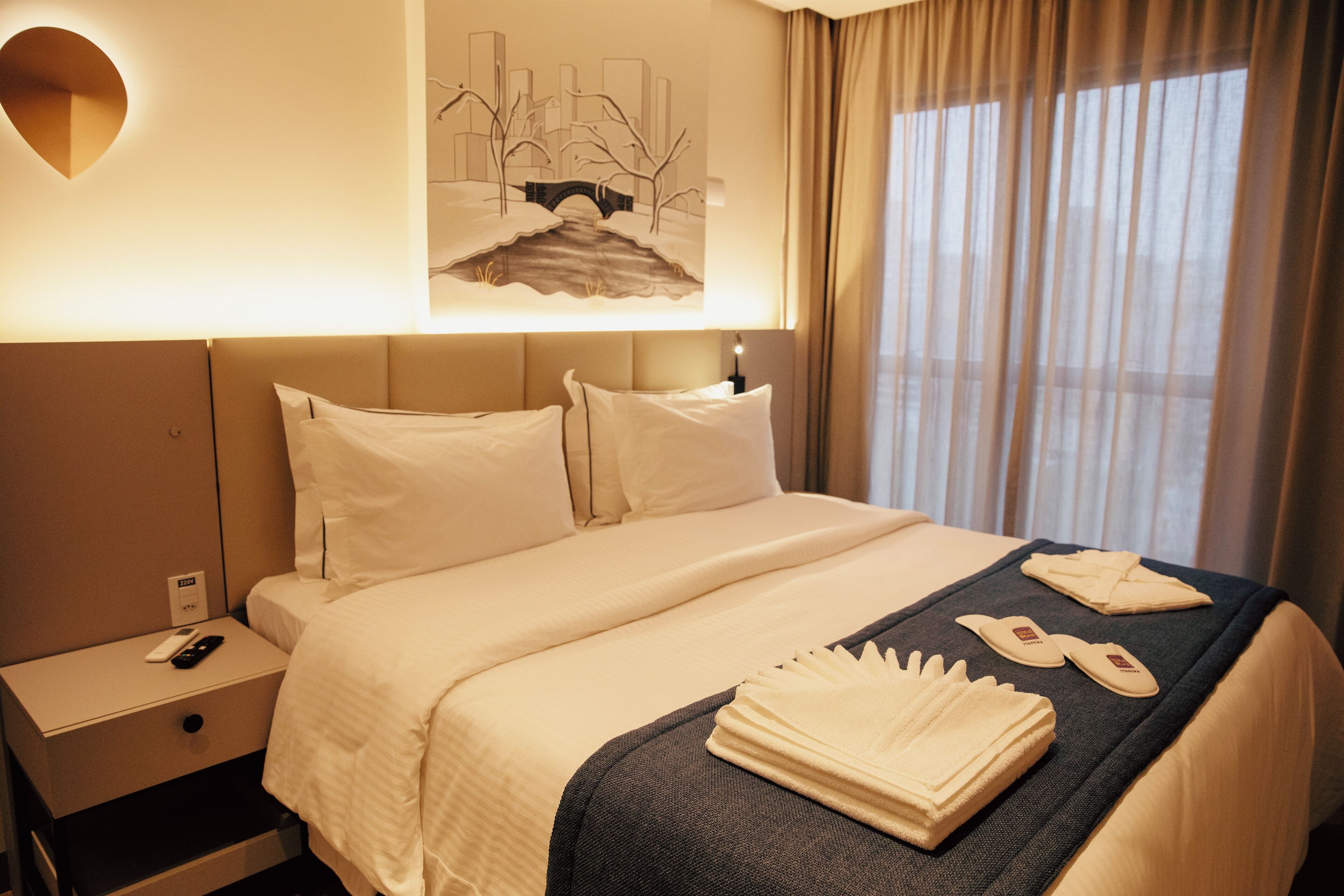 高級寢具、特厚豪華床墊、免費 Wi-Fi、床單