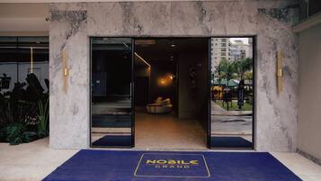 Vista frontal de la propiedad