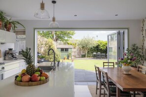 Oven, stovetop, dishwasher - Central Henley Gem – Private, Peaceful, and Perfectly Located (Henley-on-Thames)