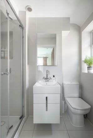 Douche, serviettes fournies, savon, papier toilette