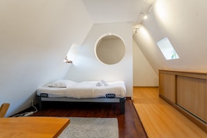 1 chambre, fer et planche à repasser, Wi-Fi gratuit, draps fournis
