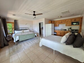 5 bedrooms, free WiFi, bed sheets - On Lake Time, Dock, Pavilion at the Lake, Hot Tub, Firepit, Huge Decks (Dandridge)