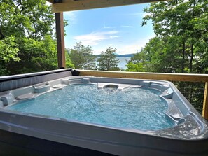Outdoor spa tub - On Lake Time, Dock, Pavilion at the Lake, Hot Tub, Firepit, Huge Decks (Dandridge)