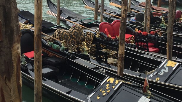 A row of gondolas docked at a canal in Venice, Italy. - Residence19 ilborgo (Asolo)