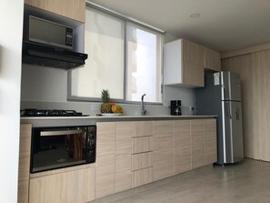 Microondas, horno y placa de cocina