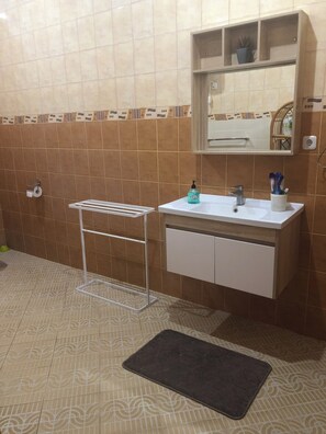 Dusj, håndklær, såpe og toalettpapir