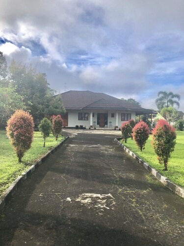 Cozy place to stay in Tomohon City.
Close to the Resto & Cafe. Separate access.