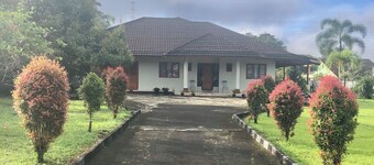 Cozy place to stay in Tomohon City.
Close to the Resto & Cafe. Separate access.