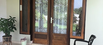 Cozy place to stay in Tomohon City.
Close to the Resto & Cafe. Separate access.