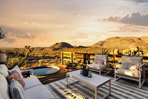 Outdoor spa tub - Charming 3-bedroom ranch house with AC, WiFi in marvelous Joshua Tree (Joshua Tree)
