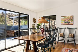 Dining - Charming 3-bedroom ranch house with AC, WiFi in marvelous Joshua Tree (Joshua Tree)