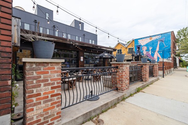 Outdoor dining - Fabulous 3 Bed/2 Bath in Tremont w/ Parking (Cleveland)