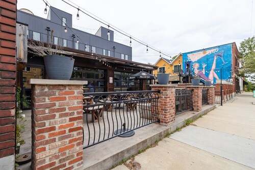 Fabulous 3 Bed/2 Bath in Tremont w/ Parking