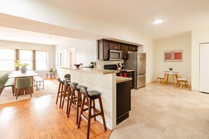 ثلاجة، ميكروويف، فرن، موقد طهي مسطح