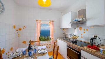 KĂŒhlschrank, Ofen, Herdplatte, Wasserkocher mit Kaffee-/Teezubehör