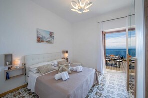 1 bedroom, free WiFi, bed sheets - Mariantonietta House: bright colorful rooms, overlooking the vast sea (Praiano)