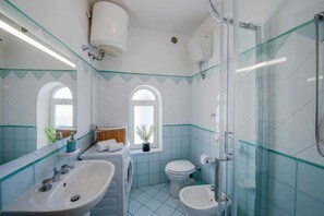 Regadera, secadora de cabello, bidet, toallas 