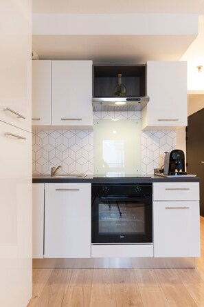 Kühlschrank, Mikrowelle, Ofen, Wasserkocher mit Kaffee-/Teezubehör