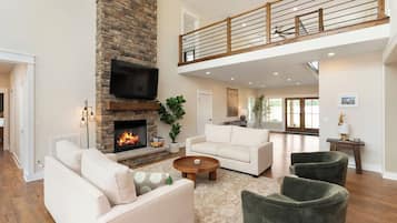 TV, fireplace