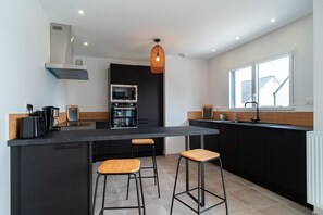 Geladeira, micro-ondas, fogão, lava-louças