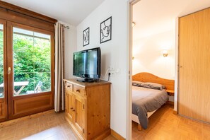2 bedrooms, iron/ironing board
