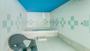 Ein Badezimmer mit einer Badewanne, einer Dusche und einer Toilette.