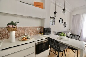 Mikrobølgeovn, ovn, kokeplater og oppvaskmaskin