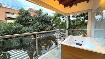 Deluxe Room | Blackout curtains, soundproofing, iron/ironing board, free WiFi