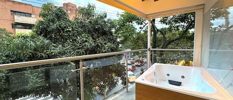 Deluxe Room | Blackout curtains, soundproofing, iron/ironing board, free WiFi
